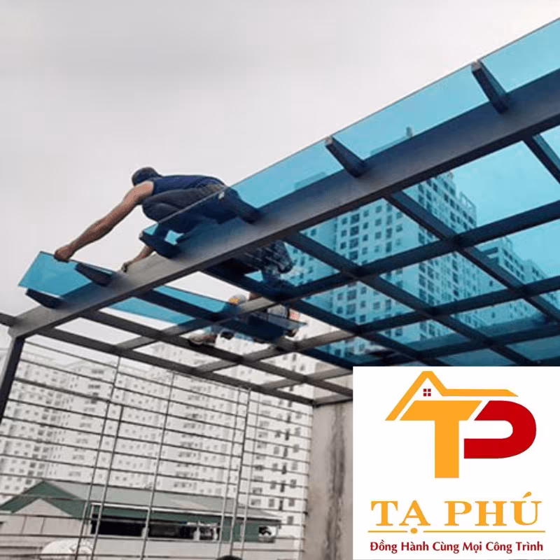 mai-che-san-thuong-bang-nhua-poly Làm mái che bằng tấm poly